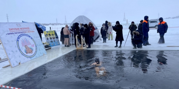 Саха моржи совершили экстремальный заплыв в Якутске