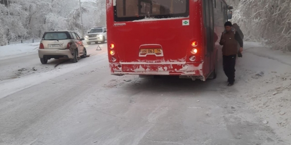 Автомобиль совершил столкновение с маршрутным автобусом в Якутске