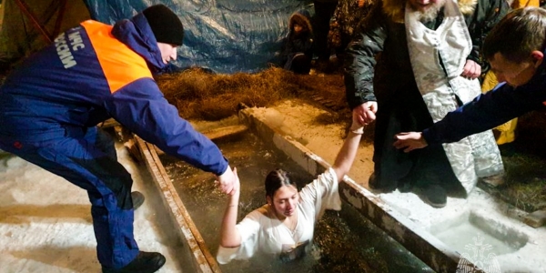 В крещенских купаниях в Якутии приняли участие свыше 4 тысяч человек