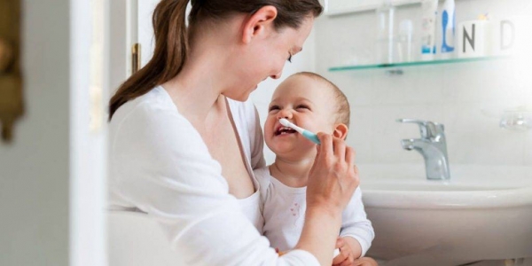 Детский стоматолог: Уход за полостью рта стоит начать с появлением первых зубов или даже раньше