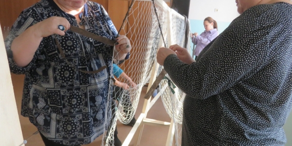 Женщины Якутска плетут маскировочные сетки для участников СВО