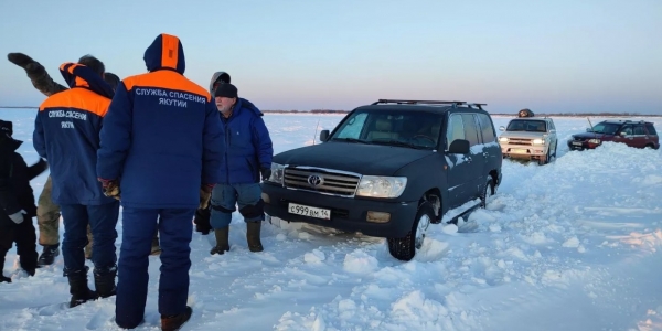 В Якутске спасли застрявших на реке рыбаков с детьми