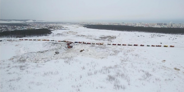 Прием крупнотоннажных самосвалов возобновили на снежном полигоне Якутска