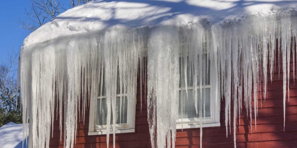 В Якутске для контроля за уборкой снега с крыш используют коптеры