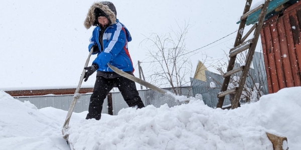 Студенты помогают убирать снег семьям военнослужащих из Якутска