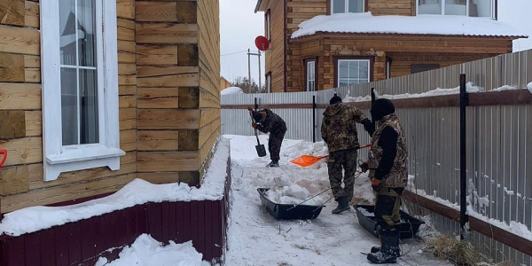 Семьям участников СВО помогают убрать снег