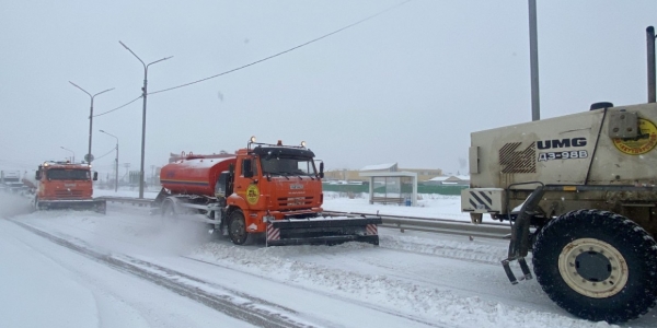 На уборку снега в Якутске вышла вся городская техника