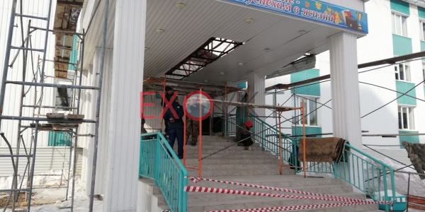 "Главстрой" приступил к ремонту крыши СОШ №15 в Якутске, разрушенной из-за схода снега