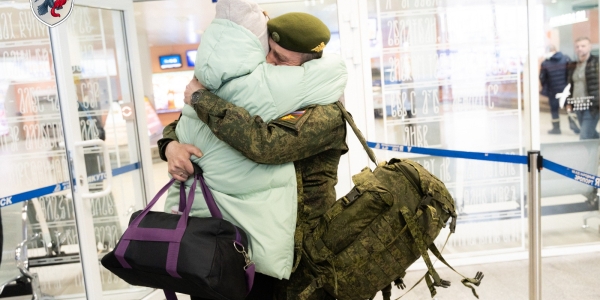 Участника спецоперации встретили в аэропорту Якутска