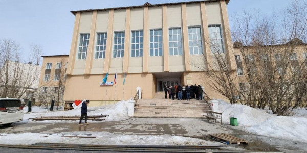 Евгений Григорьев проверил ход капитального ремонта трёх школ города Якутска