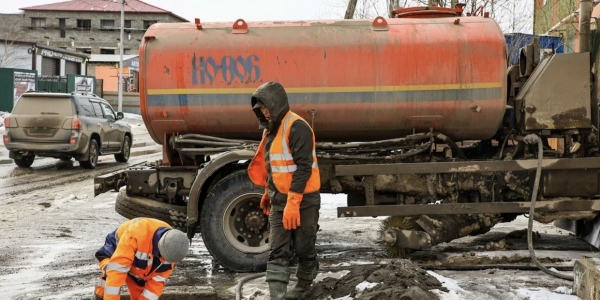 Дмитрий Садовников поручил усилить работу по вывозу снега и откачке воды с улиц Якутска