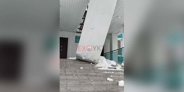 В Якутске у СОШ N15 обвалилась крыша из-за схода снега