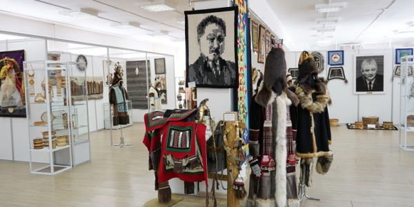 В Якутии работает выставка «Традиции живая нить»