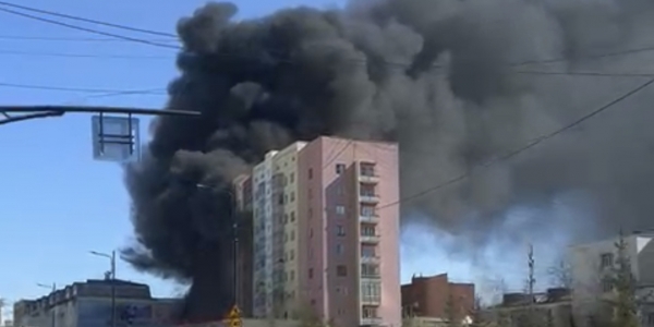 Загорелась крыша магазина в центре Якутска