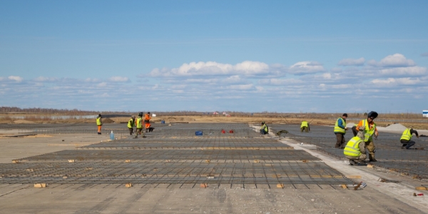 Демонтаж покрытия участка взлетно-посадочной полосы проводят в аэропорту Якутска