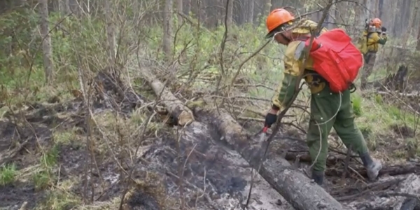 Огнеборцы тушат ландшафтный пожар в Абыйском районе