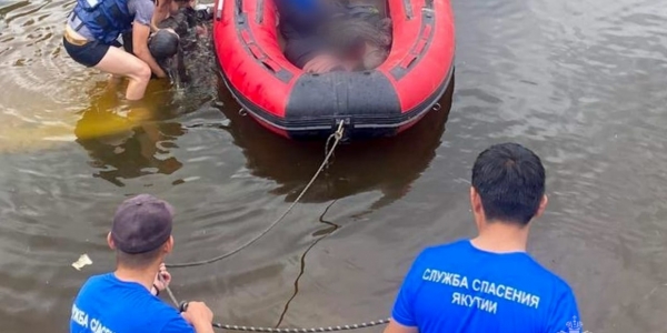 В Якутии сотрудники МЧС извлекли из водоема тела трех погибших в результате ДТП