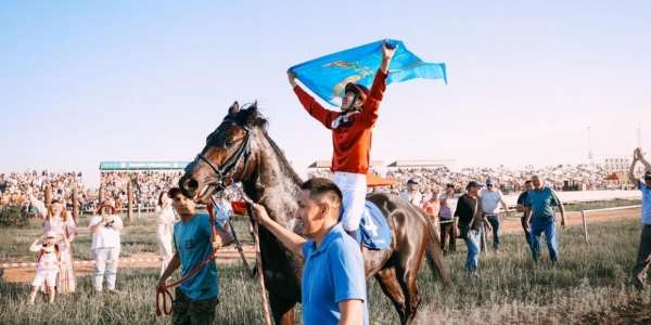 Победу на конных скачках на приз Главы Якутии одержал скакун Ламан Леча из Амгинского улуса