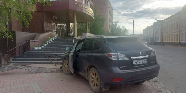 Здание парламента чуть было не протаранил автомобиль в Якутске