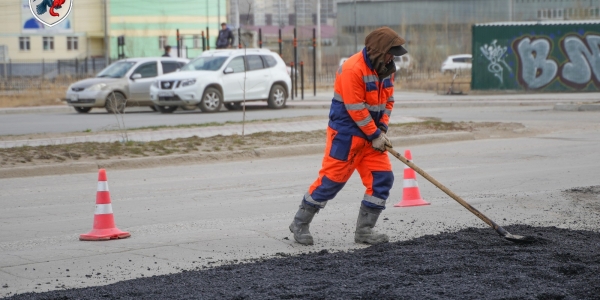 Работы по ямочному ремонту дорог Якутска ведутся с опережением графика