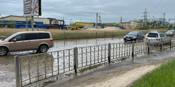 Разлив воды на улице Автодорожная устраняют в Якутске
