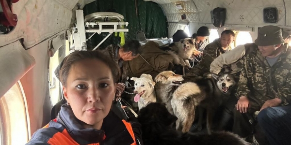 Спасатели эвакуировали из зоны природного пожара оленеводов в Среднеколымском районе
