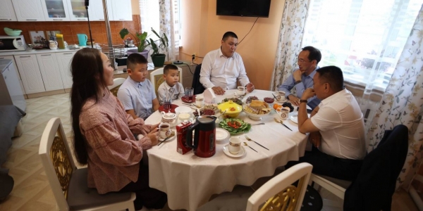 Айсен Николаев посетил семью мобилизованного из Нюрбы