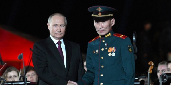 Путин вручил «Золотые звёзды» Героев Российской Федерации Алексею Неустроеву и Филиппу Евсееву