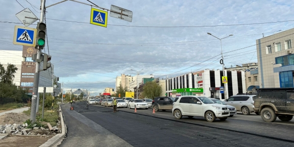 На улице Пояркова начали асфальтировать последний участок