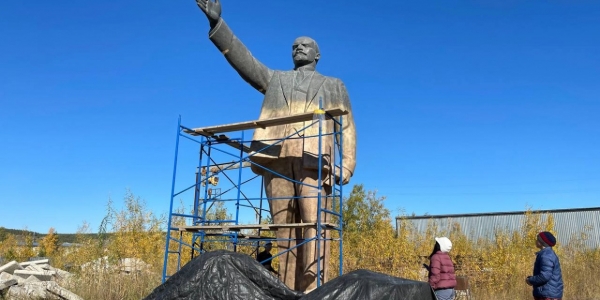 Продолжается реконструкция памятника Ленину в Якутске