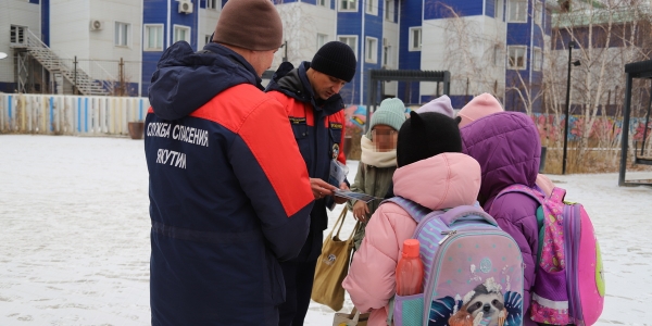 Якутскими спасателями пресечен выход на лед группы подростков
