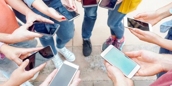 Запрет на использование мобильных телефонов на уроках поддерживают 83% родителей в Якутске