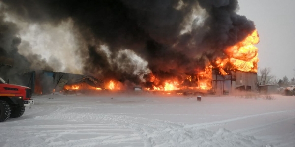 В Якутске ликвидирован пожар в арочном гараже