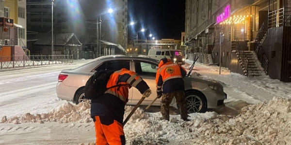 В Якутске в усиленном режиме продолжаются работы по уборке и вывозу снега