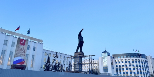 Фотофакт. Памятник Ленину вернулся на свой постамент