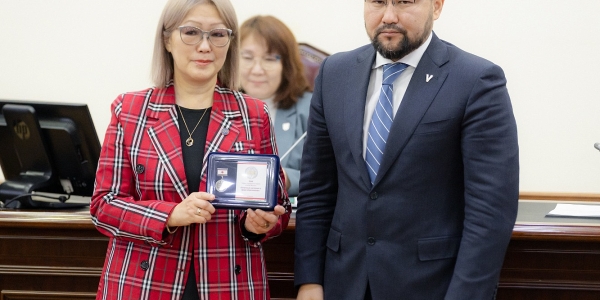 Глава города Якутска Евгений Григорьев вручил награды лучшим работникам сферы образования