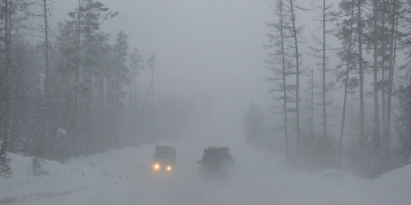 Якутские спасатели помогли водителю, чей автомобиль заглох на трассе в 50-градусный мороз
