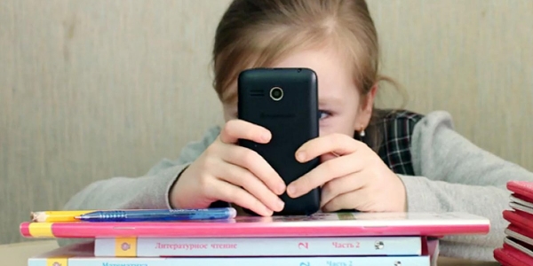 ГД приняла закон об ограничении использования мобильников в школах