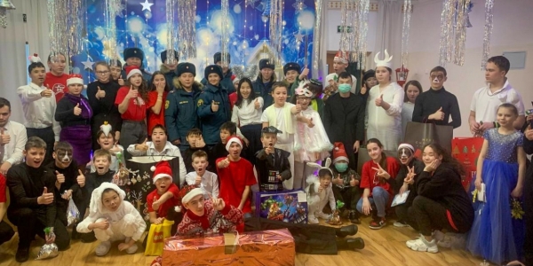 Сотрудники МЧС подарили детям подшефных классов подарки и новогоднее настроение