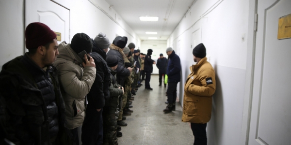 Полиция Якутска проверила 135 мигрантов и выявила одного нелегала