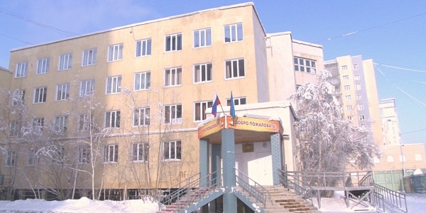 Два ученика пострадали от падения потолочной обшивки в школе №3 Якутска