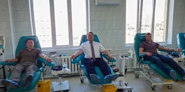Депутаты Якутской городской Думы в преддверии национального дня донора в России сдали кровь