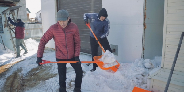 Замглавы города Якутска принял участие в субботнике по уборке снега