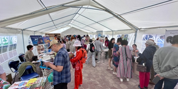 В Якутске проходит международная ярмарка «Книжный ветер»