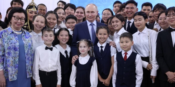 Владимир Путин встретился с учащимися и студентами Высшей школы музыки в Якутии