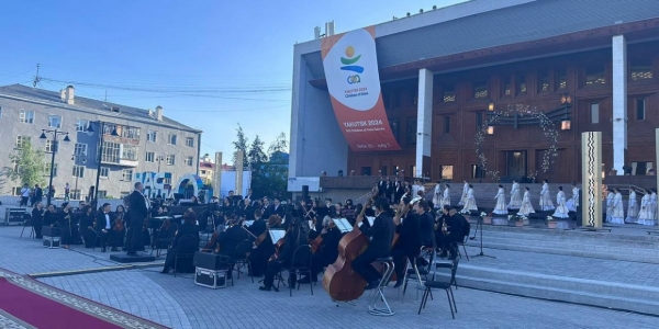 Концертом под открытым небом завершился театральный сезон в Якутске