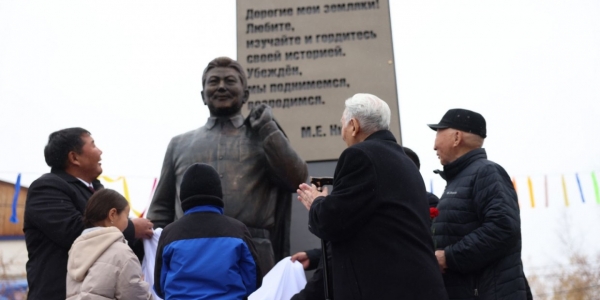 Первый памятник первому Президенту Якутии Михаилу Николаеву открыли на его малой родине