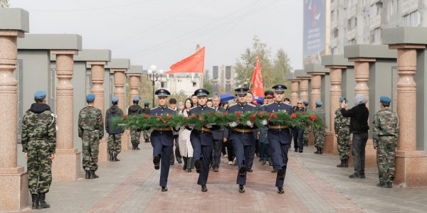 В Якутске возложили цветы в память об окончании Второй мировой войны