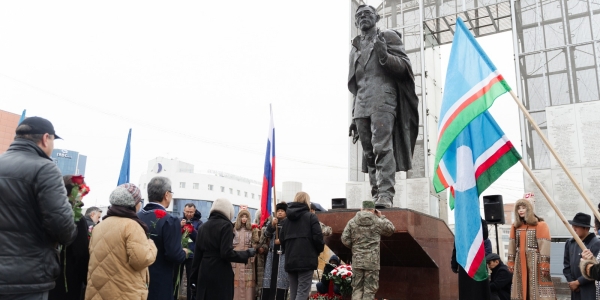 В День государственности республики в Якутске возложили цветы к памятнику Платона Ойунского