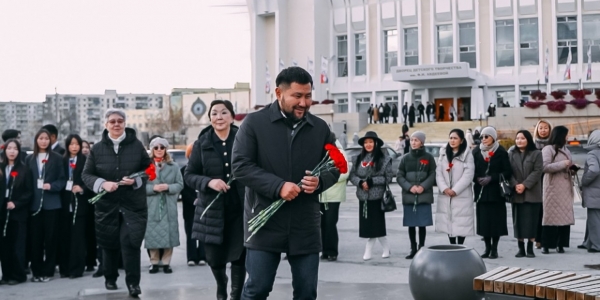 Глава города Якутска возложил цветы к памятнику Ф. И. Авдеевой